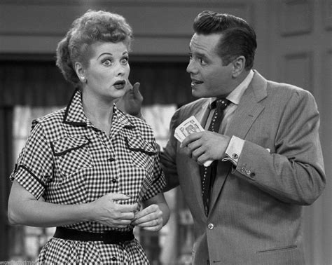 I Love Lucy: การผจญภัยของคู่สามีภรรยาสุดฮาในยุค 50s ที่จะทำให้คุณหัวเราะจนท้องแข็ง!